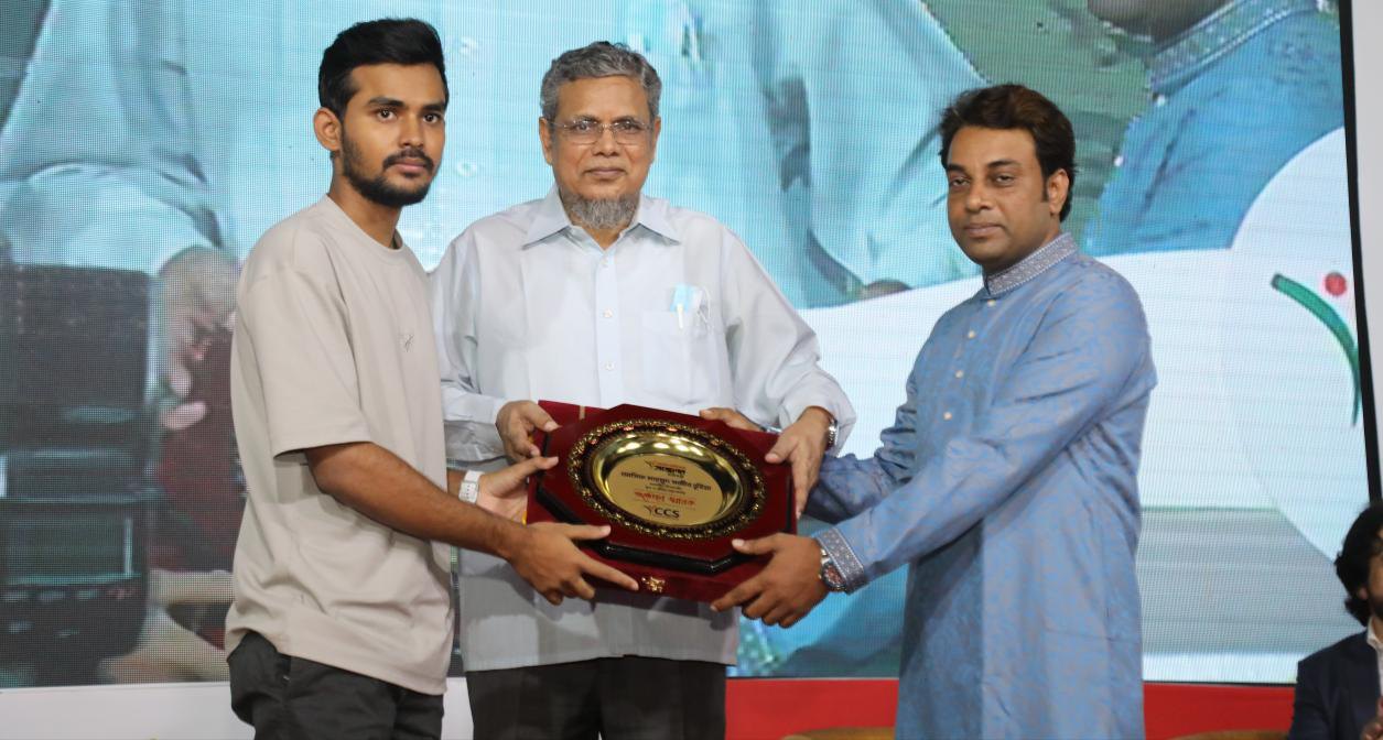 ভোক্তা অধিকার সম্মেলনে সম্মাননা ক্রেস্ট প্রদান